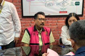 Proses penyerahan tersangka Zarof Ricar oleh penyidik pidana khusus Kejaksaan Agung kepada Jaksa Penuntut Umum (JPU) Kejaksaan Negeri Jakarta Selatan. Foto: Puspenkum Kejaksaan Agung