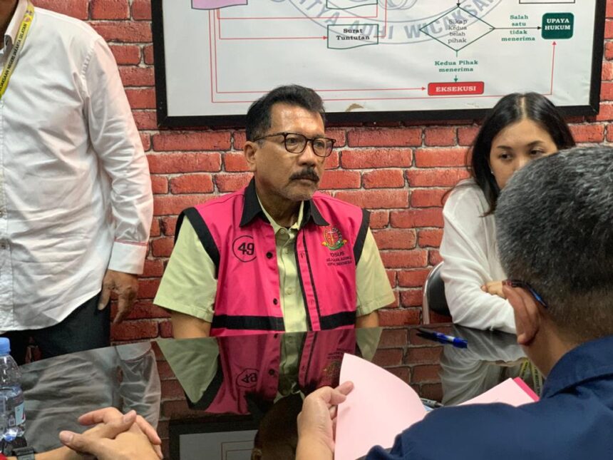 Proses penyerahan tersangka Zarof Ricar oleh penyidik pidana khusus Kejaksaan Agung kepada Jaksa Penuntut Umum (JPU) Kejaksaan Negeri Jakarta Selatan. Foto: Puspenkum Kejaksaan Agung