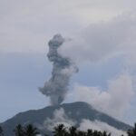 Dokumentasi letusan Gunung Ibu dengan tinggi kolom 1.500 meter pada pukul 15:44 WIT teramati dari Pos Pengamatan Gunung Ibu yang berada di Kabupaten Halmahera Barat, Maluku Utara, pada Kamis (16/1/2025). Foto: Pusdatinkom BNPB