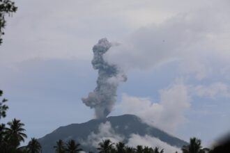 Dokumentasi letusan Gunung Ibu dengan tinggi kolom 1.500 meter pada pukul 15:44 WIT teramati dari Pos Pengamatan Gunung Ibu yang berada di Kabupaten Halmahera Barat, Maluku Utara, pada Kamis (16/1/2025). Foto: Pusdatinkom BNPB