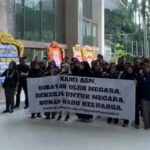 Demo ASN Kemendikti Saintek di kantornya, Jakarta, Senin (20/1/2025). (Foto: Istimewa)