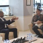 Menpora Dito Ariotedjo hari menerima Ketua Umum PSSI Erick Thohir dan Pelatih Timnas Indonesia baru Patrick Kluivert, bersama Asisten Pelatih Denny Landzaat di Lantai 10, Kemenpora, Jakarta. Foto: Kemenpora