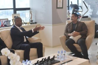 Menpora Dito Ariotedjo hari menerima Ketua Umum PSSI Erick Thohir dan Pelatih Timnas Indonesia baru Patrick Kluivert, bersama Asisten Pelatih Denny Landzaat di Lantai 10, Kemenpora, Jakarta. Foto: Kemenpora