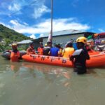 Proses evakuasi warga terdampak banjir di Kota Gorontalo, Provinsi Gorontalo, Sabtu (25/1/2025) dan Minggu (26/1), oleh tim gabungan. Foto: BPBD Kota Gorontalo