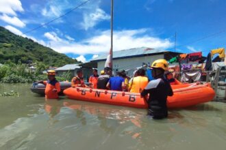 Proses evakuasi warga terdampak banjir di Kota Gorontalo, Provinsi Gorontalo, Sabtu (25/1/2025) dan Minggu (26/1), oleh tim gabungan. Foto: BPBD Kota Gorontalo