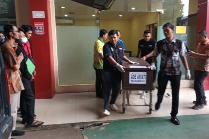 Suasana duka saat petugas membawa keluar peti jenazah Ade Aryati, 30, kasir di Glodok Plaza dari ruang Instalasi Kedokteran Forensik Rumah Sakit Polri Kramat Jati, Jakarta Timur, untuk diserahkan kepada anggota keluarga, pada Jumat (31/1/2025) sore. Foto: Ist