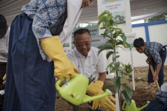 Sebagai wujud nyata kepedulian terhadap lingkungan, PGN melakukan penanaman bibit pohon di area sekolah. Foto: Dok PGN