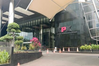 Jalur masuk kendaraan roda empat di Gedung Merah Putih KPK. Foto: Dok ipol.id/Yudha Krastawan
