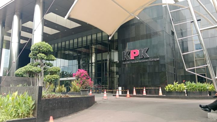Jalur masuk kendaraan roda empat di Gedung Merah Putih KPK. Foto: Dok ipol.id/Yudha Krastawan