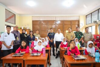 Ketua Umum Gerakan Indonesia Mandiri, Heikal Safar saat menghadiri pelaksanaan Program Makan Bergizi Gratis (MBG) di kawasan Pulo Gebang, Cakung, Jakarta Timur, Rabu (8/1/2025). Foto: Ist