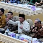 Menteri ATR/BPN Nusron Wahid (memajai peci) saat rapat di DPR. Foto : Ist