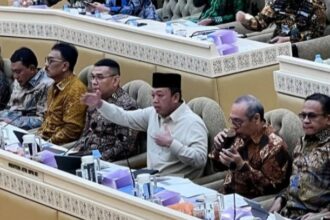 Menteri ATR/BPN Nusron Wahid (memajai peci) saat rapat di DPR. Foto : Ist