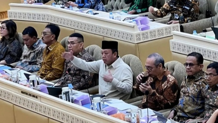 Menteri ATR/BPN Nusron Wahid (memajai peci) saat rapat di DPR. Foto : Ist