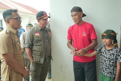 Kepala Badan Nasional Penanggulangan Bencana (BNPB), Suharyanto berbincang dengan warga penerima rumah hunian tetap korban bencana di Kampung Ciranjang, Kelurahan Pamoyanan, Kecamatan Bogor Selatan, Kota Bogor, Senin (20/1/2025). Foto: BNPB