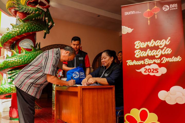 BRI menyalurkan bantuan sembako sebanyak 2.000 paket sembako bagi masyarakat Tionghoa di Tangerang, Banten dan Singkawang, Kalimantan Barat. Foto: Dok BRI