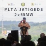 Presiden Republik Indonesia, Prabowo Subianto memberikan sambutannya dalam acara Peresmian 37 Proyek Strategis Ketenagalistrikan di 18 Provinsi pada Senin (20/1/2025) di PLTA Jatigede, Sumedang. Dalam sambutannya, Presiden Prabowo menekankan pentingnya pengembangan sektor ketenagalistrikan sebagai bagian dari swasembada energi demi kesejahteraan rakyat. Foto: Dok PLN