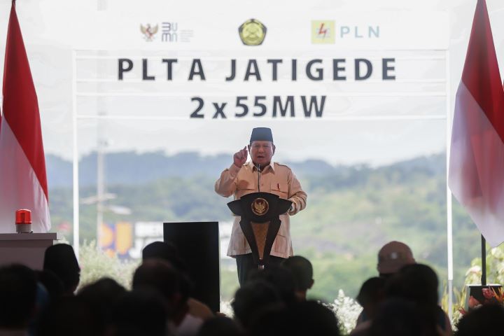 Presiden Republik Indonesia, Prabowo Subianto memberikan sambutannya dalam acara Peresmian 37 Proyek Strategis Ketenagalistrikan di 18 Provinsi pada Senin (20/1/2025) di PLTA Jatigede, Sumedang. Dalam sambutannya, Presiden Prabowo menekankan pentingnya pengembangan sektor ketenagalistrikan sebagai bagian dari swasembada energi demi kesejahteraan rakyat. Foto: Dok PLN