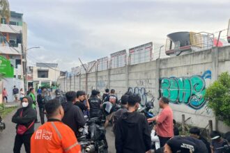 Penangkapan tujuh pemuda yang diduga menenteng senjata tajam di Cengkareng, Jakbar. Foto: Polres Jakarta Barat