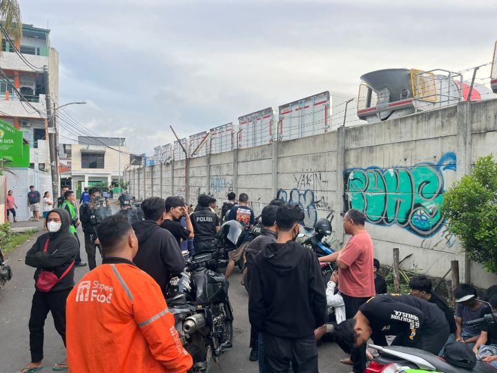 Penangkapan tujuh pemuda yang diduga menenteng senjata tajam di Cengkareng, Jakbar. Foto: Polres Jakarta Barat