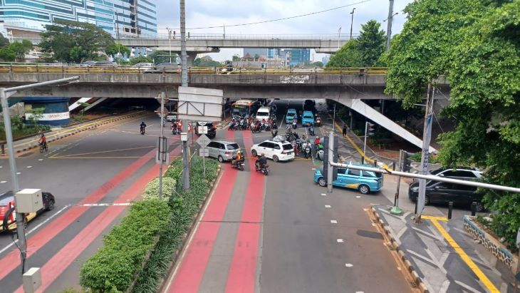 Kondisi arus lalu lintas di Jalan Otto Iskandar Dinata (Otista) Raya, Kampung Melayu-Cawang Kompor, Dewi Sartika dan Jl. Letjen MT Haryono-DI Panjaitan begitu arah sebaliknya, pada Rabu (1/1/2025) pagi, siang hingga malam hari ini terbilang ramai lancar dan kondusif. Foto: Joesvicar Iqbal/ipol.id