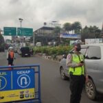 Petugas melakukan penyekatan di jalur Puncak pada libur panjang. Foto: NTMC