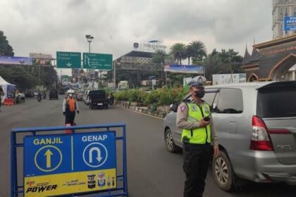 Petugas melakukan penyekatan di jalur Puncak pada libur panjang. Foto: NTMC