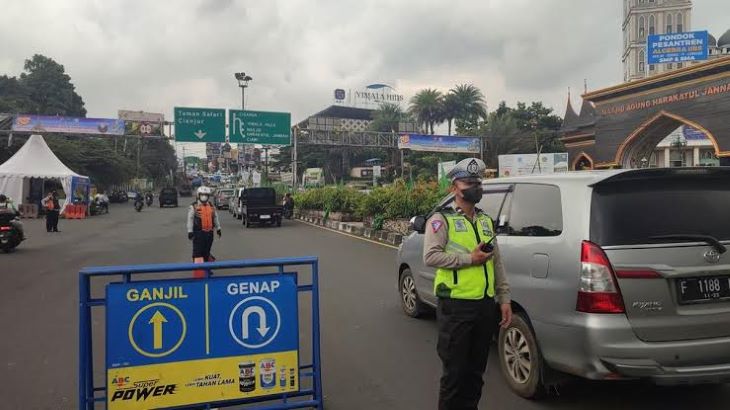 Petugas melakukan penyekatan di jalur Puncak pada libur panjang. Foto: NTMC