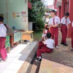 Suasana para murid di SDN 01 dan SDN 02 Susukan, Kecamatan Ciracas, Jakarta Timur, saat jajan makanan dan minuman pada jam istirahat di kantin sekolah, pada Selasa (7/1/2025) siang. Foto: Ist