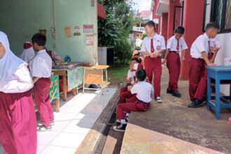 Suasana para murid di SDN 01 dan SDN 02 Susukan, Kecamatan Ciracas, Jakarta Timur, saat jajan makanan dan minuman pada jam istirahat di kantin sekolah, pada Selasa (7/1/2025) siang. Foto: Ist