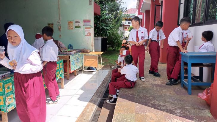 Suasana para murid di SDN 01 dan SDN 02 Susukan, Kecamatan Ciracas, Jakarta Timur, saat jajan makanan dan minuman pada jam istirahat di kantin sekolah, pada Selasa (7/1/2025) siang. Foto: Ist