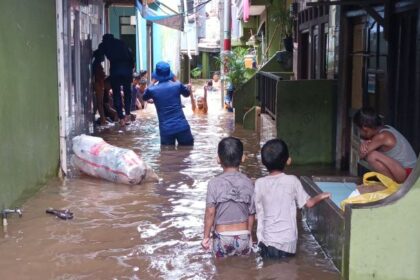 Kondisi banjir di permukiman warga di kawasan Kebon Pala, Kampung Melayu, Jatinegara, Jakarta Timur, melanda sejak Rabu (29/1/2025) dan Kamis (30/1) atau dua hari berturut-turut terendam dengan ketinggian air sekitar 1 meter. Foto: Ist