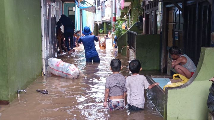 Kondisi banjir di permukiman warga di kawasan Kebon Pala, Kampung Melayu, Jatinegara, Jakarta Timur, melanda sejak Rabu (29/1/2025) dan Kamis (30/1) atau dua hari berturut-turut terendam dengan ketinggian air sekitar 1 meter. Foto: Ist