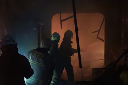Kondisi rumah di Jalan Metro Jaya, Kelurahan Kayu Putih, Kecamatan Pulogadung, Jakarta Timur, pada Rabu (29/1/2025) malam, diamuk api. Sejumlah Damkar berupaya memadamkan. Foto: Ist