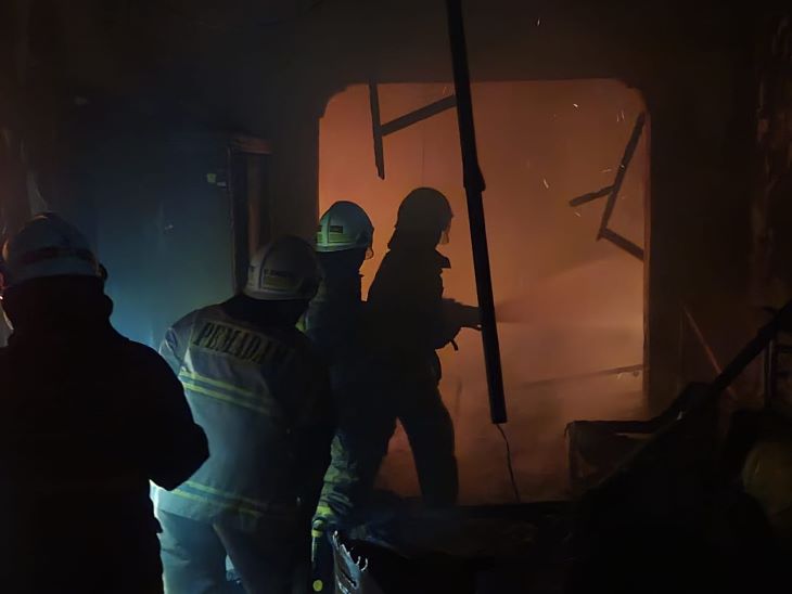 Kondisi rumah di Jalan Metro Jaya, Kelurahan Kayu Putih, Kecamatan Pulogadung, Jakarta Timur, pada Rabu (29/1/2025) malam, diamuk api. Sejumlah Damkar berupaya memadamkan. Foto: Ist