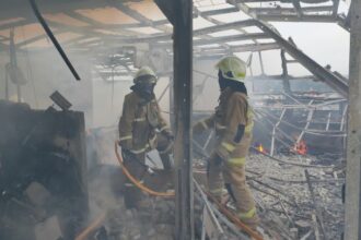 Sejumlah petugas Damkar memadamkan tempat katering di lantai 3 di Jalan Kramat Aris, RT 04/RW 03, No. 43, Kelurahan Setu, Kecamatan Cipayung, Jakarta Timur, Selasa (21/1/2025). Foto: Ist