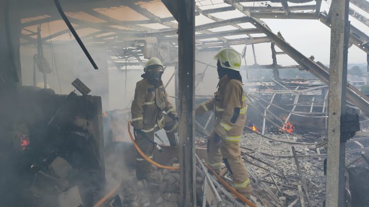 Sejumlah petugas Damkar memadamkan tempat katering di lantai 3 di Jalan Kramat Aris, RT 04/RW 03, No. 43, Kelurahan Setu, Kecamatan Cipayung, Jakarta Timur, Selasa (21/1/2025). Foto: Ist