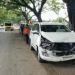 Kecelakaan beruntun terjadi di Ngawi melibatkan empat mobil dan satu bus karena menghindari pengendara motor yang terjatuh. (Foto: ist)