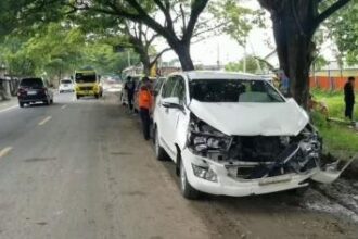 Kecelakaan beruntun terjadi di Ngawi melibatkan empat mobil dan satu bus karena menghindari pengendara motor yang terjatuh. (Foto: ist)