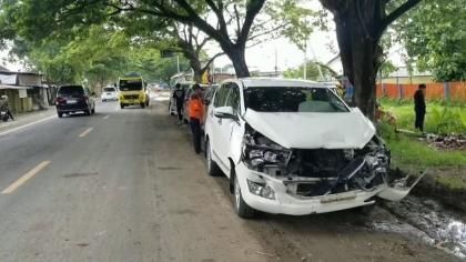 Kecelakaan beruntun terjadi di Ngawi melibatkan empat mobil dan satu bus karena menghindari pengendara motor yang terjatuh. (Foto: ist)