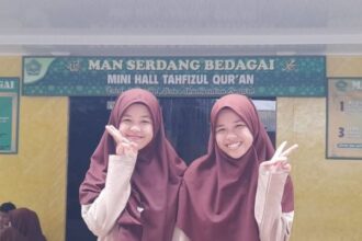 Rani Widiya Astuti dan Rina Ayu Lestari, siswi Madrasah Aliyah Negeri (MAN) Sedang Bedagai. Foto: Kemenag