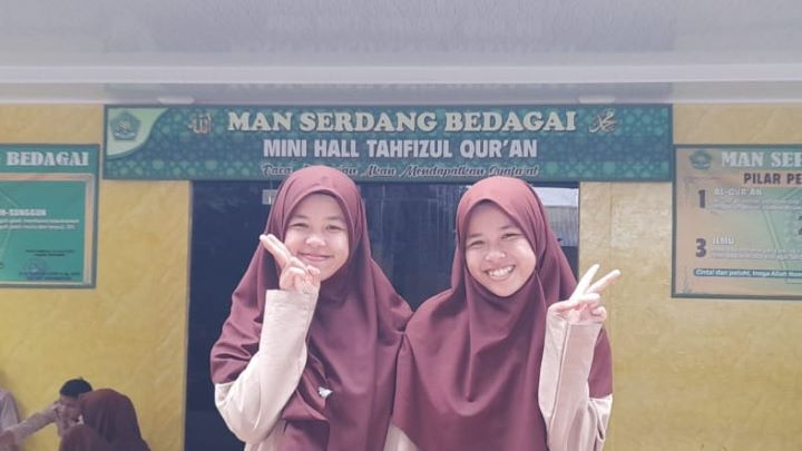 Rani Widiya Astuti dan Rina Ayu Lestari, siswi Madrasah Aliyah Negeri (MAN) Sedang Bedagai. Foto: Kemenag