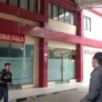 Suasana di Instalasi Kedokteran Forensik RS Polri Kramat Jati, Jakarta Timur, pihak keluarga korban hilang dalam kebakaran Glodok Plaza berupaya mencari keberadaan kerabatnya, pada Kamis (16/1/2025). Foto: Ist