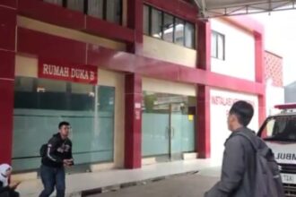 Suasana di Instalasi Kedokteran Forensik RS Polri Kramat Jati, Jakarta Timur, pihak keluarga korban hilang dalam kebakaran Glodok Plaza berupaya mencari keberadaan kerabatnya, pada Kamis (16/1/2025). Foto: Ist