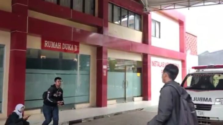 Suasana di Instalasi Kedokteran Forensik RS Polri Kramat Jati, Jakarta Timur, pihak keluarga korban hilang dalam kebakaran Glodok Plaza berupaya mencari keberadaan kerabatnya, pada Kamis (16/1/2025). Foto: Ist