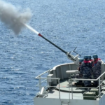 KRI Teluk Youtefa (TYO) - 522 untuk melaksanakan latihan penembakan artileri di Perairan Laut Flores, Nusa Tenggara Timur. Foto: Puspen TNI