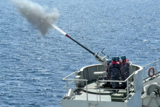 KRI Teluk Youtefa (TYO) - 522 untuk melaksanakan latihan penembakan artileri di Perairan Laut Flores, Nusa Tenggara Timur. Foto: Puspen TNI