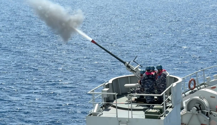 KRI Teluk Youtefa (TYO) - 522 untuk melaksanakan latihan penembakan artileri di Perairan Laut Flores, Nusa Tenggara Timur. Foto: Puspen TNI