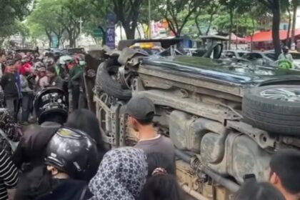 Kecelakaan terjadi di kawasan Jalan Boulevard Graha Raya, Pakujaya, Kecamatan Serpong Utara, Kota Tangerang Selatan (Tangsel). Foto: Tangkap layar IG @ciledug24jam