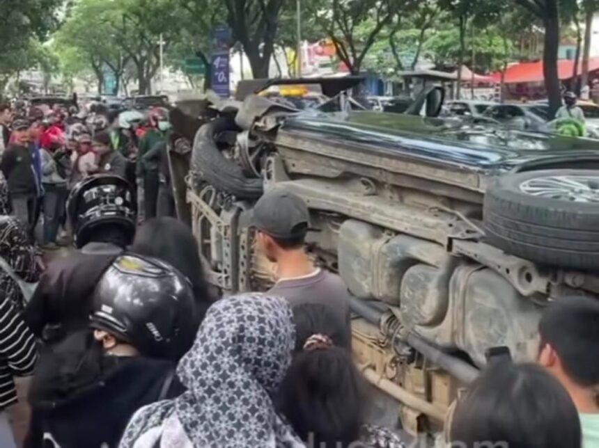 Kecelakaan terjadi di kawasan Jalan Boulevard Graha Raya, Pakujaya, Kecamatan Serpong Utara, Kota Tangerang Selatan (Tangsel). Foto: Tangkap layar IG @ciledug24jam