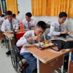 Makan siang gratis di SMAN 11 Cakung, Jakarta Timur. Foto: Dok Kemenko Polkam